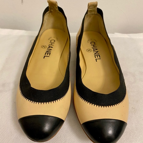 Authentic Chanel 2 tones flats - Picture 2 of 12